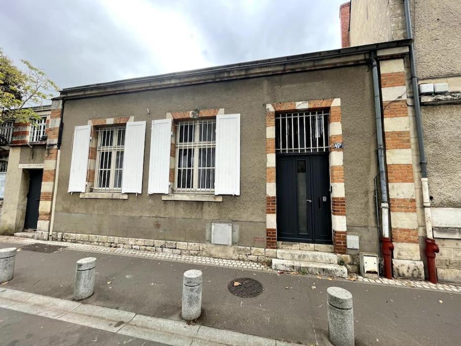 Agreable Maison De Ville Dans La Plus Belle Avenue أورلييو المظهر الخارجي الصورة